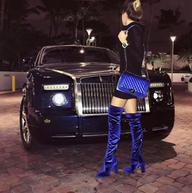 <p>So sieht es aus, wenn Rich Russian Kids in Miami/Florida in den Abend starten. Zur Luxusuhr mit dunkelblauem Ziffernblatt trägt die Dame heute Königsblau – so hebt sie sich perfekt vom nachtblauen Rolls Royce ab. Ein gelungener Auftritt, oder was meinen Sie? (Bild: Instagram/richrussiankids) </p>