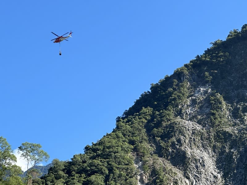 空勤直升機吊掛小怪手至太魯閣同禮部落 太魯閣國家公園境內大同、大禮部落，因強震造成聯 外道路多處坍方，物資運送困難；經各單位協調，空 勤直升機8日利用峽谷橋下方臨時停車場降落，分3趟 次將小怪手加上油料及相關配備吊掛上山。 中央社記者李先鳳攝  113年7月8日 