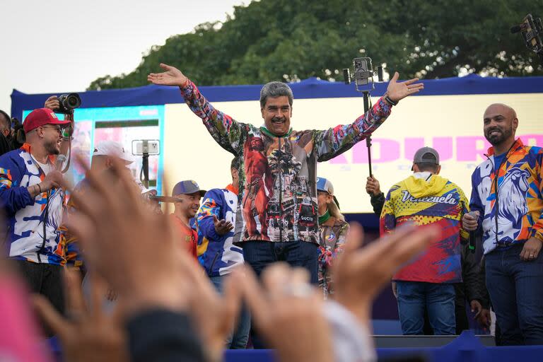 El presidente venezolano, Nicolás Maduro, hace gestos a sus partidarios durante un mitin de campaña en el barrio Catia de Caracas, Venezuela, el jueves 18 de julio de 2024. Venezuela celebrará elecciones presidenciales el 28 de julio. (Foto AP/Matías Delacroix)