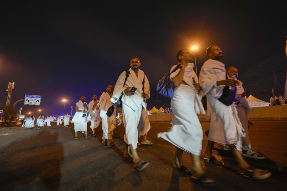 Peregrinos musulmanes llegan al campamento habilitado en Mina durante la peregrinación anual del haj, cerca de la ciudad santa de La Meca, Arabia Saudí, el 14 de junio de 2024. (AP Foto/Rafiq Maqbool)
