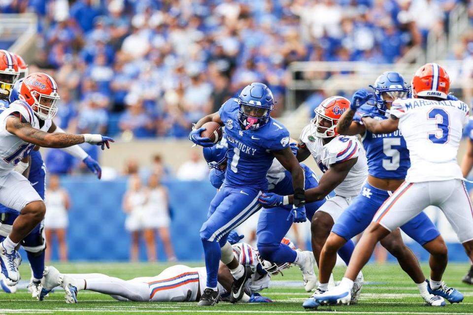 Kentucky running back Ray Davis (1) is ninth in the FBS in rushing yards (653), 10th in yards a carry (7.18) and 11th in rushing yards a game (108.8).