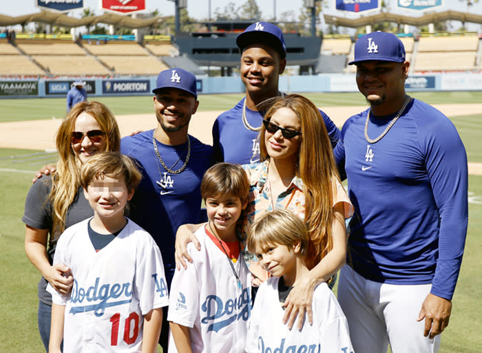 Shakira y sus hijos posan con jugadores de los Dodgers