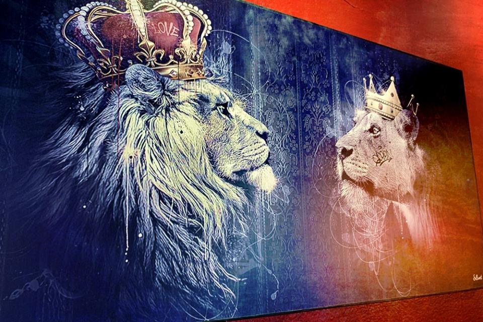 A print of two crowned lions adorn the walls of the restaurant.