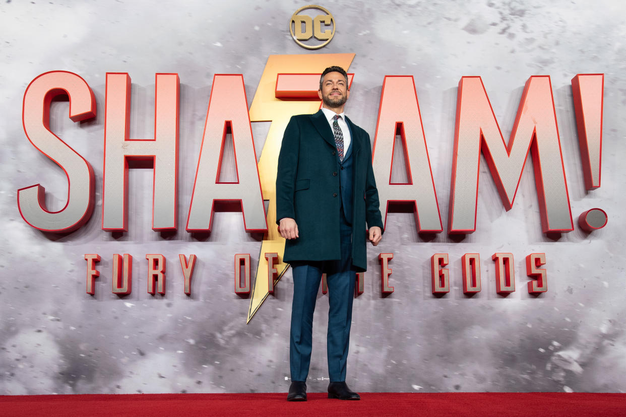 Zachary Levi en la premiere en Londres de 