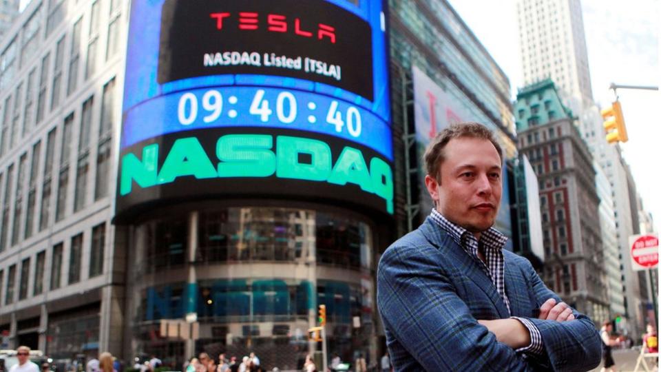 Con la llegada de Tesla a Nasdaq en 2010, Elon Musk posó delante del cartel que le daba la bienvenida en Times Square.