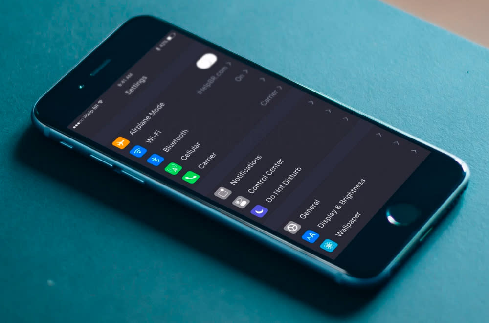 Check out iOS 11's hidden dark mode - CNET