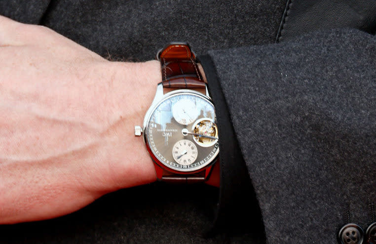 Eine Uhr des Schweizer Herstellers IWC mit kastanienbraunem Armband.  - Copyright: Frazer Harrison / Getty Images