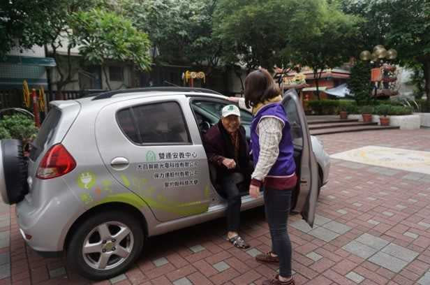 照護服務員可陪同長輩外出、就醫，提供短暫照顧服務。（圖／樂陶居中和館提供）