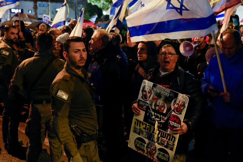 以色列民眾27日在特拉維夫示威，要求總理納坦雅胡對加薩停火。路透社