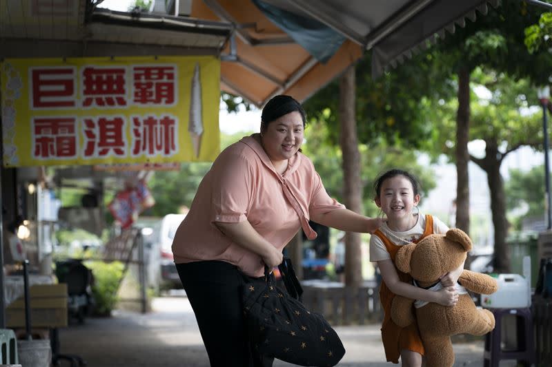 蔡嘉茵（左）劇中將面臨女兒監護權的問題。（圖／果陀娛樂提供）