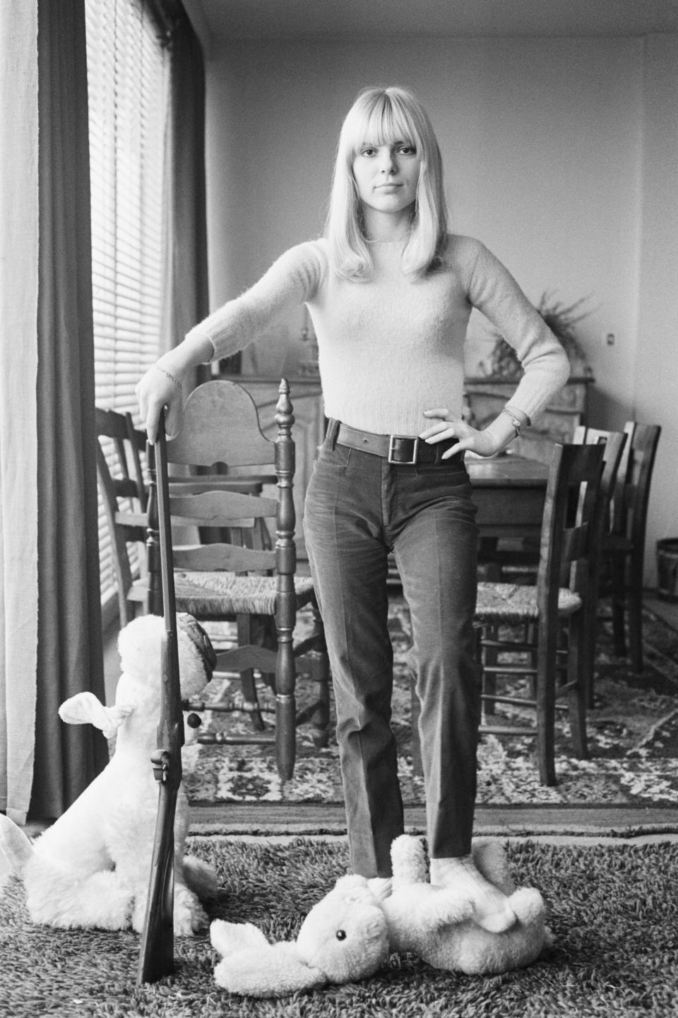 <p>Dans son propre appartement, France Gall adopte tout un tas de tenues simples et décontractées. L’interprète du mythique tube “Ella, elle l’a” se laisse photographier en pull et pantalon. Crédit photo : Getty Images </p>