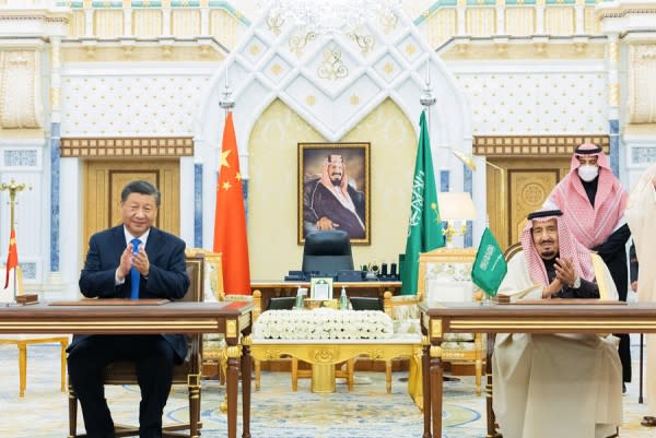 中國國家主席習近平在利雅德王宮會見沙烏地阿拉伯國王沙爾曼（Salman），雙方簽署「中華人民共和國和沙特（沙烏地）阿拉伯王國全面戰略伙伴關係協議」。   圖：翻攝新華社