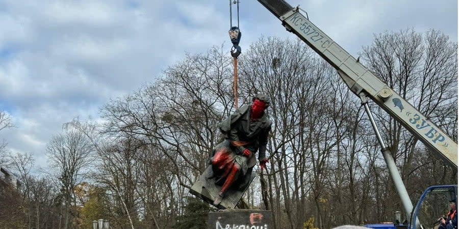 A monument to Pushkin was dismantled on Beresteysky prospect