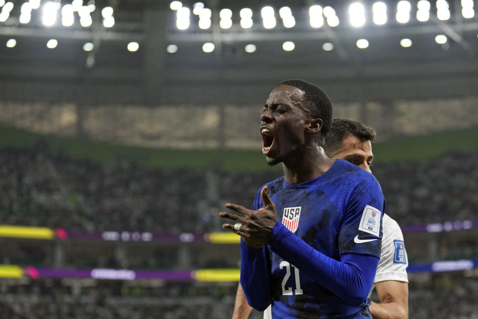 El estadounidense Tim Weah (21) reacciona durante el partido contra Irán por el Grupo B del Mundial, el martes 29 de noviembre de 2022, en Rayán, Qatar. (AP Foto/Ashley Landis)