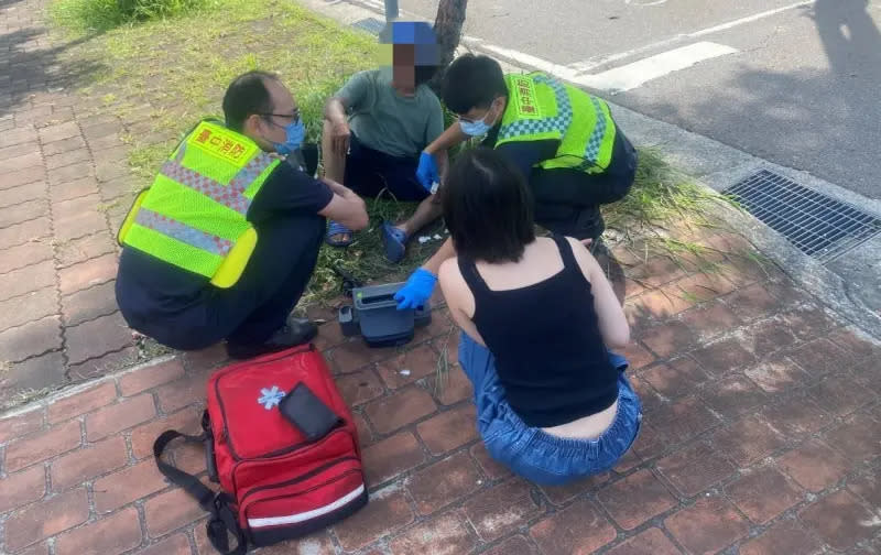 ▲張翁熱暈跌坐人行道上，面試的張姓妹騎機車見狀立即通報警消人員到場(圖／警方提供2024.7.3)