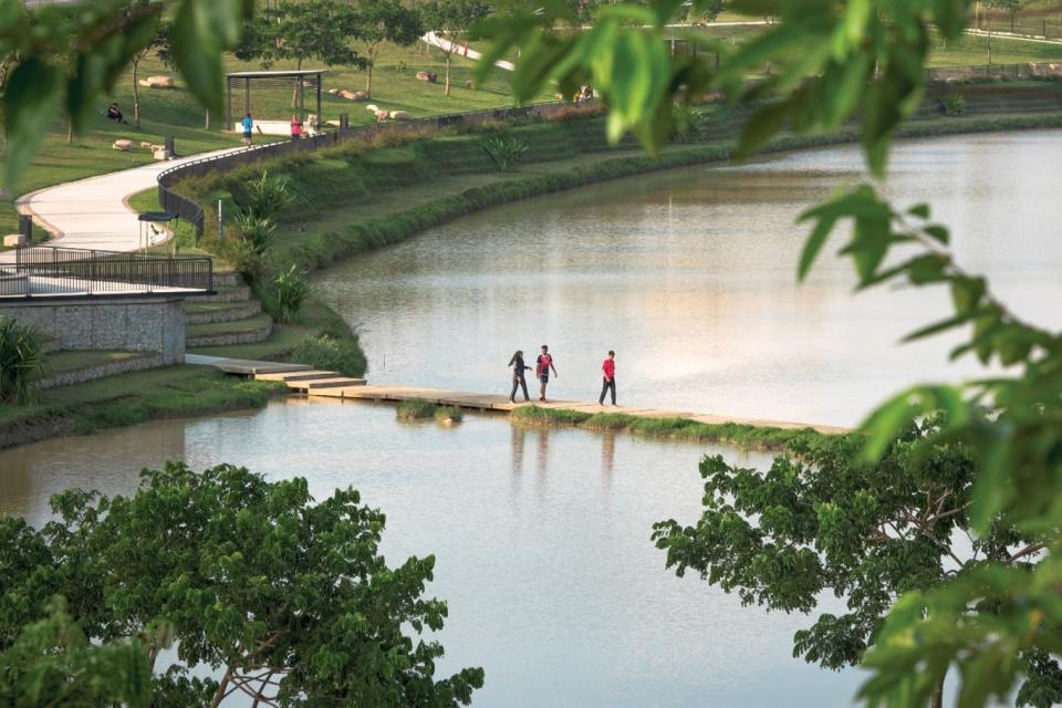 ©Sime Darby Property | Residents enjoying a stroll at Elmina Central Park.