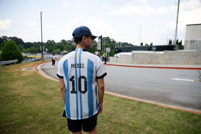 Hinchas de la Selección Argentina, frente al centro de entrenamiento Kennesaw University State FifthThird Bank Stadium