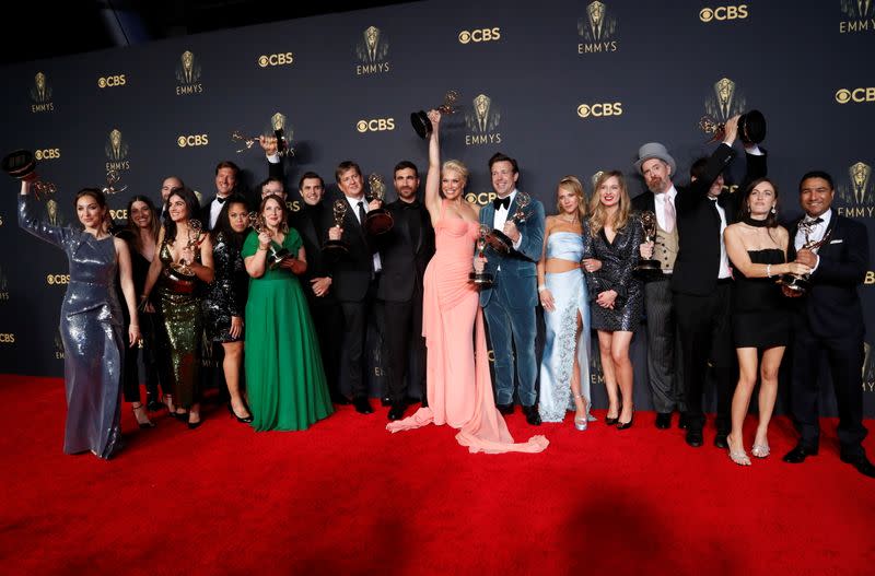 Los miembros del reparto y del equipo de la serie de comedia "Ted Lasso" posan para una foto con sus premios en la 73ª edición de los Primetime Emmy Awards en Los Ángeles