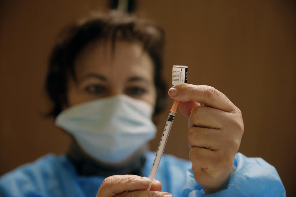 Una enfermera prepara una dosis de la vacuna contra el covid-19 de las farmacéuticas Pfizer-BioNTech. (AP Photo/Christophe Ena)