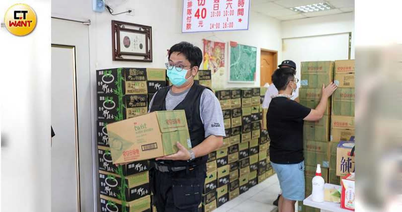 萬華60年老店「涼粉伯」將店面借給街友守護團體改為物資集中區，雖然物資看起來好像很多，但店主辜凱鈴坦言，這些「還是不夠」。（圖／王永泰攝）