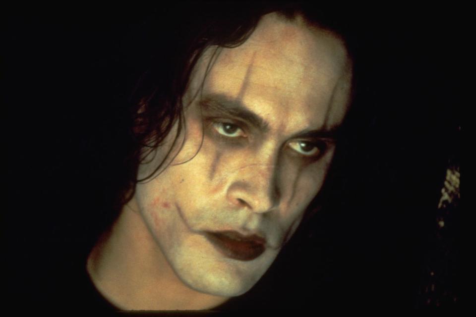 <p>Auch Bruce Lees Sohn Brandon verlor sein Leben 1993 unter mysteriösen Umständen - während die Kameras liefen. In einer Filmszene zu "The Crow" sollte auf seine Figur geschossen werden. Dabei kam es zu einem tödlichen Unfall mit einer Attrappenhülse aus der Schusswaffe. Zwölf Stunden später starb der 28-Jährige im Krankenhaus. Bis heute glauben viele nicht an einen Unfall, sondern vermuten einen Racheakt der chinesischen Mafia. (Bild: Eurovideo)</p>