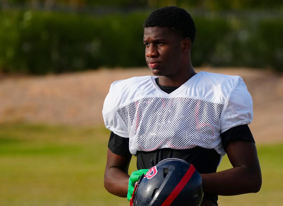 November 1, 2022; Peoria, Ariz; USA; Centennial defensive end Noah Carter during a practice at Centennial High School. Mandatory Credit: Patrick Breen-Arizona Republic