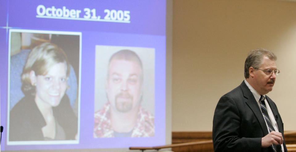 Calumet County Dist. Atty. Ken Kratz speaks to the jury during opening statement in the Steven Avery trail at the Calumet County Courthouse on Feb. 12, 2007.