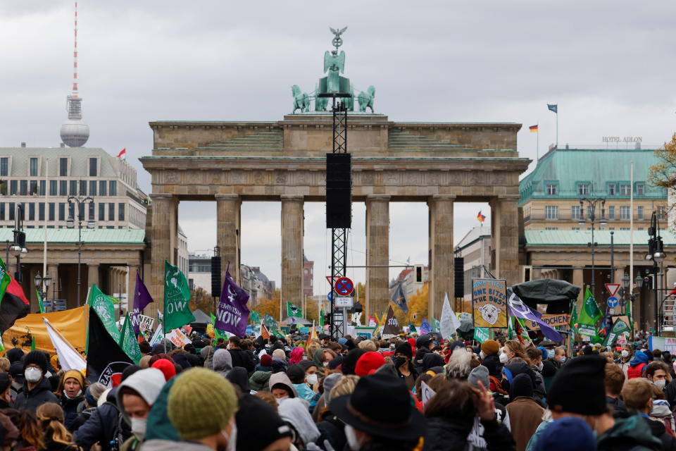 Die Demo am Brandenburger Tor (Bild: REUTERS/Michele Tantussi)