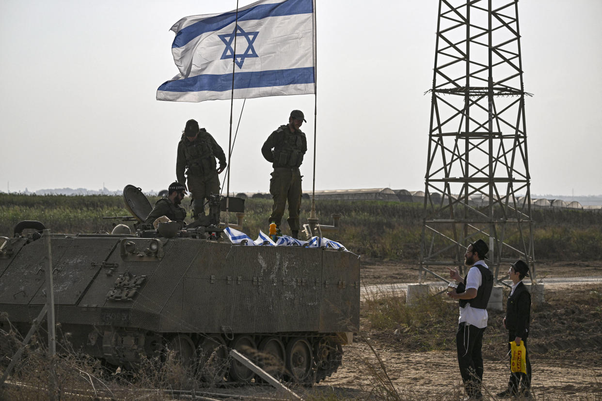 Dans l’attente d’un feu vert, les soldats de l’armée israélienne se massent et patientent à proximité de la frontière entre Israël et la bande de Gaza.