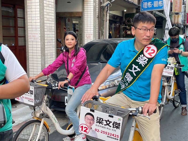 林楚茵今天與老公梁文傑一起腳踏車掃街（圖／林楚茵辦公室提供）