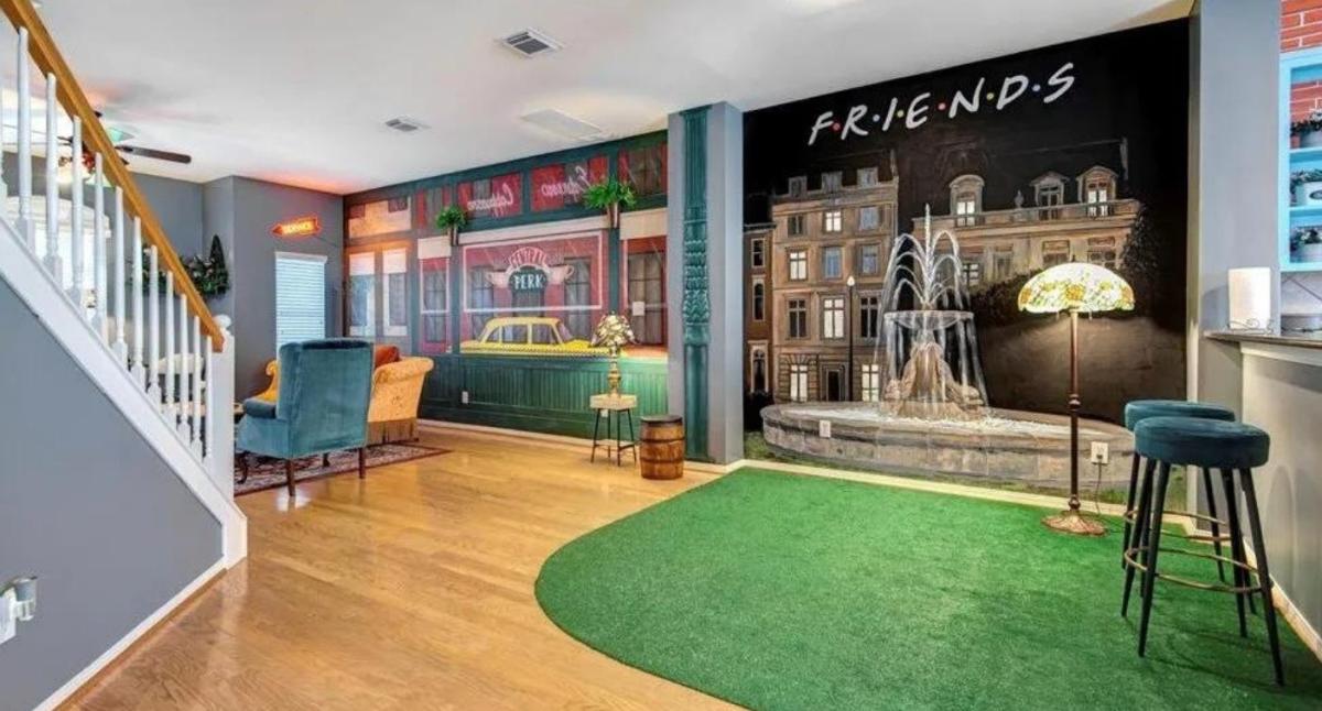 This Cafe Beneath the 'Friends' Apartment Is the Real-Life Central Perk