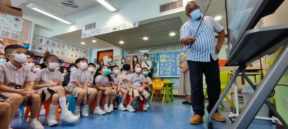 <span>香港路德會增城兆霖學校其中一個最大特色是「國際化」，積極推動英普訓練，同學會按英文成績排名次以挑選表現最優異的學生入國際組，而目前學校共有三名外籍老師任教英文科。</span>