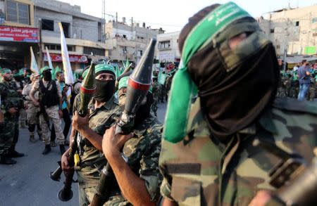 Palestinian Hamas militants take part in a military show against Israel's newly-installed security measures at the entrance to the al-Aqsa mosque compound, in Khan Younis, in the southern Gaza Strip July 20, 2017. REUTERS/Ibraheem Abu Mustafa