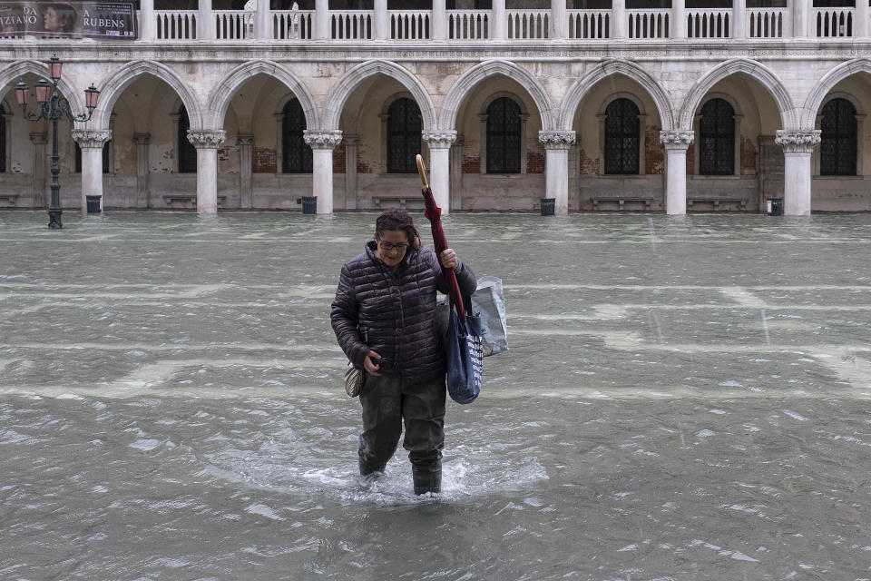 L'Amministrazione comunale di Venezia presenterà richiesta di stato di crisi alla Regione Veneto. Il sindaco Brugnaro: "Tutti i cittadini e le imprese raccolgano materiale utile a dimostrare i danni subiti con fotografie, video, documenti o altro nei prossimi giorni comunicheremo le modalità precise per la richiesta di contributo". Disposta intanto la chiusura delle scuole di Venezia e isole di ogni ordine e grado. (Photo by Stefano Mazzola/Awakening/Getty Images)