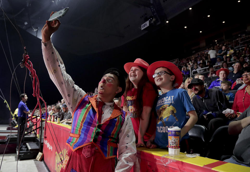 Un clown se saca una selfie con un niño