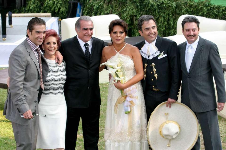 Alejandro Fernández, Doña Cuquita, Vicente Fernández, Mara Patricia Castañeda, Vicente Fernández Jr. y Gerardo Fernández / Cortesía 
