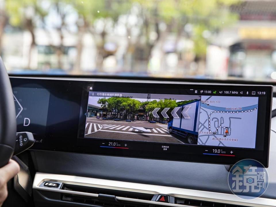 全新AR擴增實境導航，則可於14.9吋中控觸控螢幕顯示前方實際路況畫面，並透過即時的圖像標示接下來車輛即將轉往的方向。