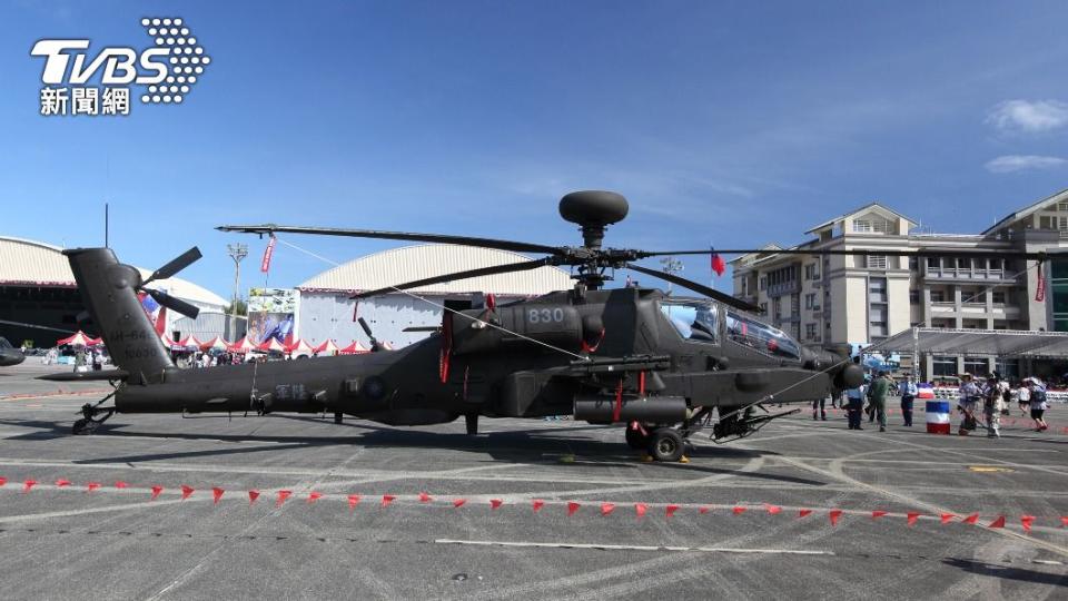 一架AH-64E直升機的地獄火飛彈發射架脫落。（圖／TVBS）