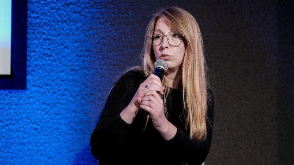 Victoria Amelina, micrófono en mano, durante una charla. 