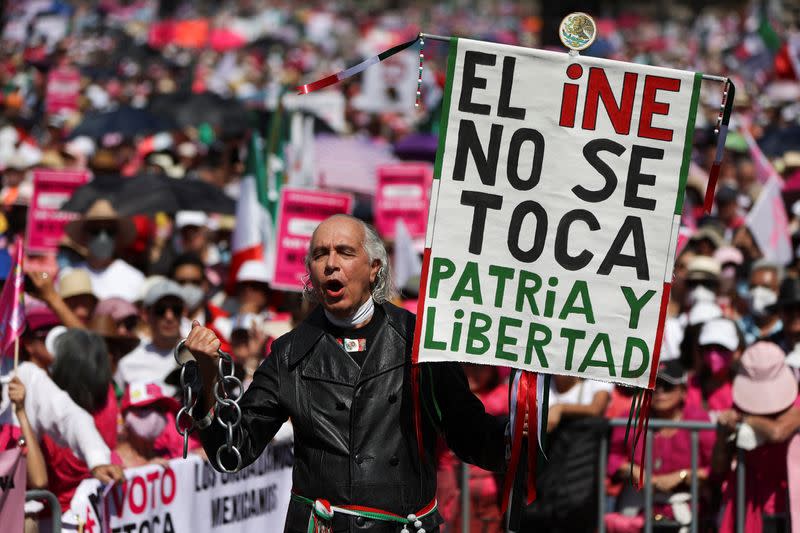 Protesta en apoyo al INE y contra el plan del presidente Obrador de reformar la autoridad electoral, en la Ciudad de México.