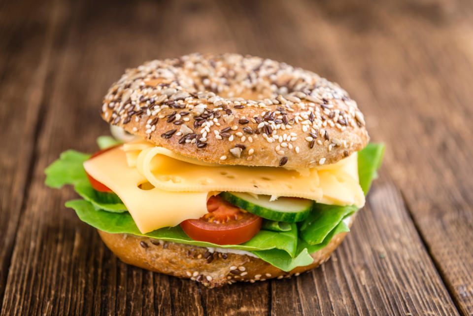 <p>Wer es dennoch herzhaft, aber vielleicht ein wenig gesünder möchte, der kann auf sättigende Vollkornbrötchen oder -bagel mit magerem Käse- oder Wurstbelag zurückgreifen. Es ist mindestens genauso lecker, hat allerdings weniger Kalorien – auch dank des mageren Aufschnitts. (Bild-Copyright: Handmade Pictures/iStock/Getty Images)</p>