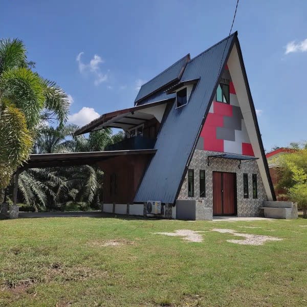 Rumah segi tiga melaka