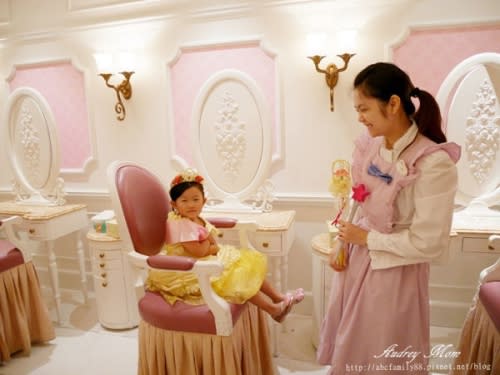 ▌香港迪士尼樂園酒店 ▌魔法化妝廳 ♥冰雪奇緣之ELSA愛莎女王大變身♥一圓小女孩公主