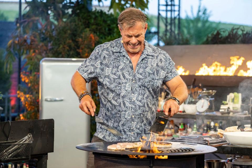 Erst kokelte das Brot, dann der Fisch. "Ich hab Angst", gestand Sven Martinek beim Grill-Debüt. (Bild: RTL / Markus Hertrich)