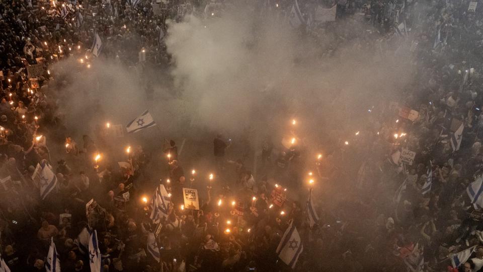 Thousands of Israeli protesters on Sunday call for Netanyahu to resign (Getty)