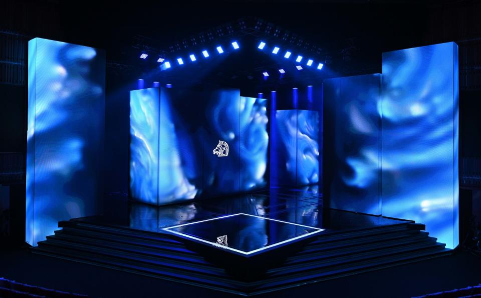 《第60屆金馬獎》舞台運用景深、透視等視覺效果，搭配經過多次計算而來的軌道移動柱體，讓金馬60的主視覺更加生動、立體化（圖／金馬執委會提供）