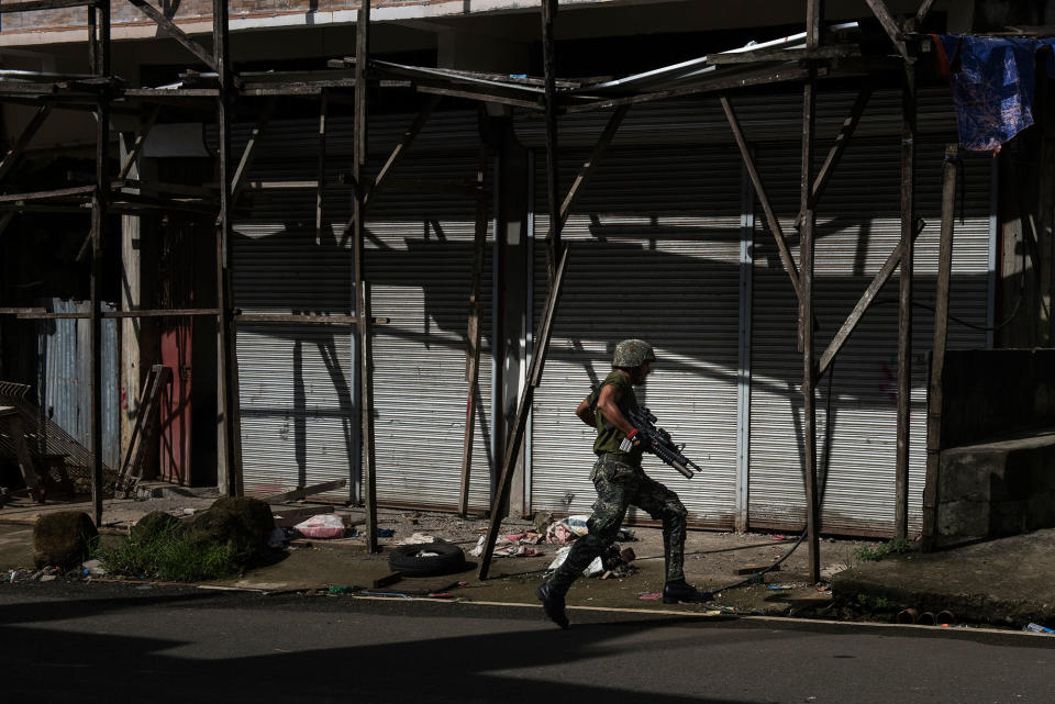 <p>Filipino soldiers engage in a firefight with ISIS-linked militants, on May 30, 2017 in Marawi city, southern Philippines. (Jes Aznar/Getty Images) </p>