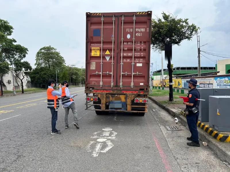 ▲警方針對大型車輛，將加強本市大型車右轉路線之攔檢，及車輛是否依規定裝設行車視野輔助系統且能否正常使用之稽查。(圖／高市交通大隊提供)