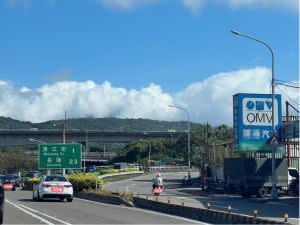 ▲原PO於國道上發現有看板出現「圓圈、正方形、三角形」三種符號。（圖／翻攝路上觀察學院臉書）