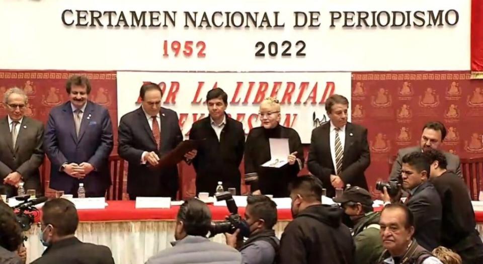 <em>El vocero del gobierno federal, Jesús Ramírez, acudió para entregar y aplaudir los reconocimientos del Club de Periodistas en diciembre de 2022 </em>
